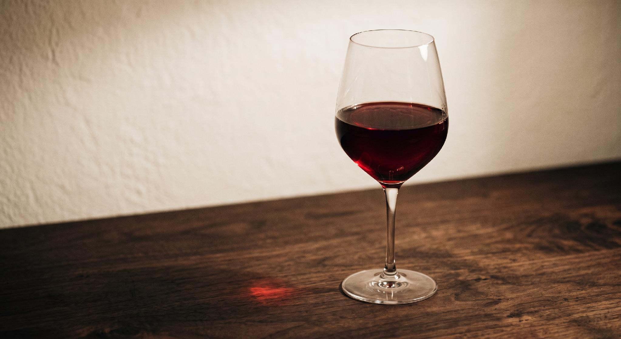 Vinho tinto em luz baixa